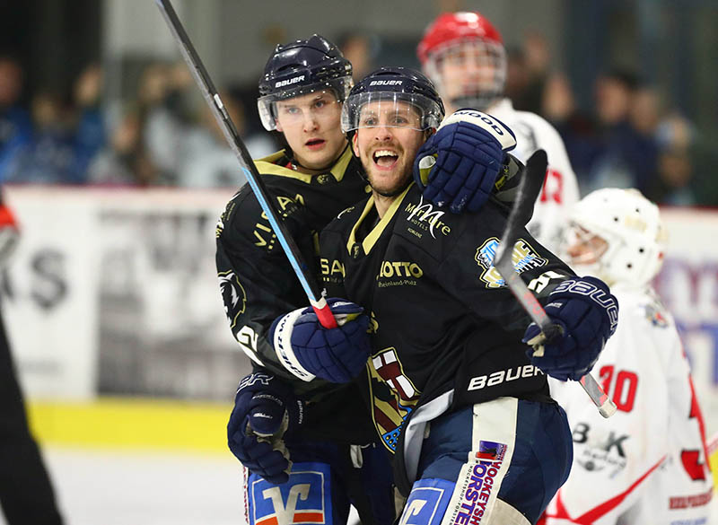 Mehr als 14 Monate musste Tobias Etzel (rechts) auf ein Regionalliga-Tor warten. Gegen Herford erzielte er innerhalb von neun Minuten zwei ganz wichtige zum 3:1 und 5:1 fr den EHC. Sein Sturmpartner Maximilian Herz (links) setzte den Schlusspunkt zum 7:1. Foto: Verein