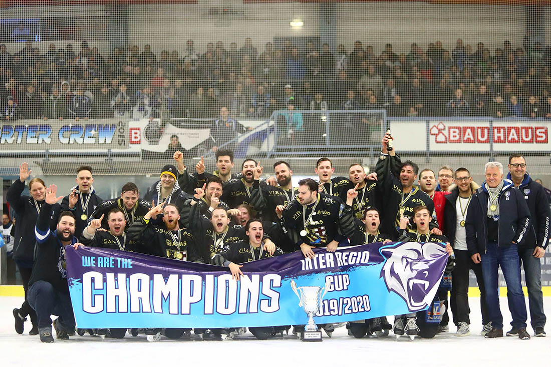 Erster Inter-Regio-Cup-Sieger der Geschichte des neuen lnderbergreifenden Wettbewerbs: Die Neuwieder Bren gaben elf Mannschaften aus Belgien, den Niederlanden und der Regionalliga West das Nachsehen. Foto: Verein