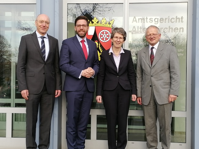 Amtsgerichtsdirektor Johannes Kempf (rechts) freute sich ber diesen Besuch (von links): Stephan Rll, Prsident des Landgerichts Koblenz, Staatssekretr Philipp Fernis und Marliese Dicke, Prsidentin des Oberlandesgerichts Koblenz. (Foto: hak)