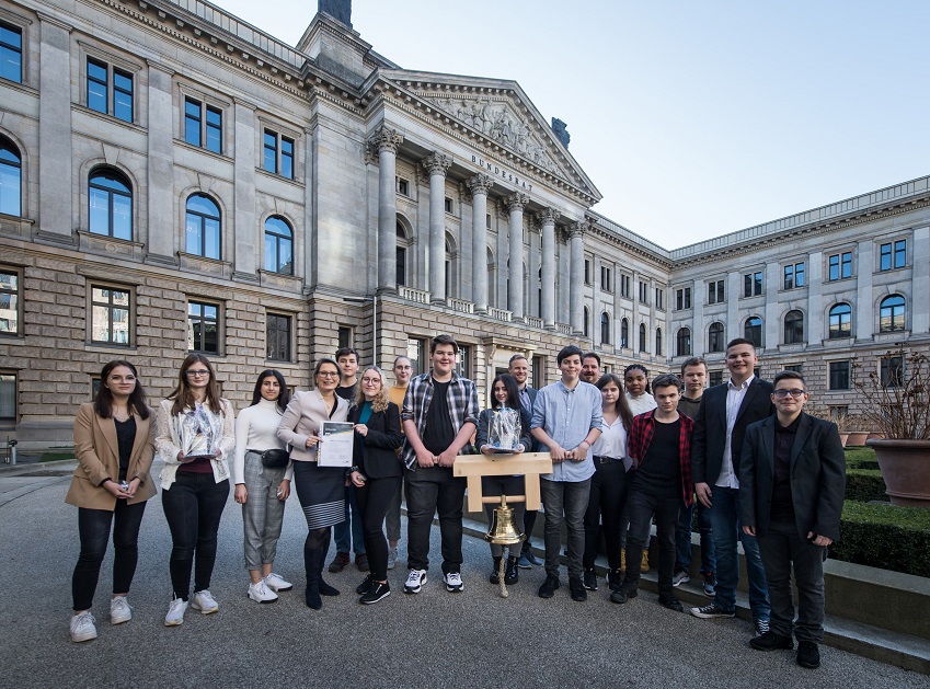 Die Daadener Friedens-AG lutete bereits mit der Friedensglocke die KMK-Prsidentschaft von Stefanie Hubig vor dem Bundesrat ein. (Foto: Archiv/ Ralf Rhmeier/KMK)