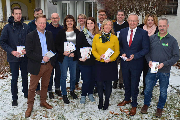 v.l.n.r., vordere Reihe: Thomas Herschbach (Stadt Unkel), Irmgard Schrer (Naturpark Rhein-Westerwald), Celina Weinert (VG Dierdorf), Anja Hoffmann (WFG Landkreis Neuwied), Achim Hallerbach (Landrat), Michael Fhrer (VG Puderbach). Hintere Reihe: Florian Fark (VG Rengsdorf-Waldbreitbach), Andreas Holl (VG Asbach), Oliver Bremm (VG Unkel), Annette Klemm (Stadt Neuwied), Detlev Odenkirch (VG Bad Hnningen), Jrg Hohenadl (WFG Landkreis Neuwied), Janine Petit (Stadt Linz). Foto: Kreisverwaltung