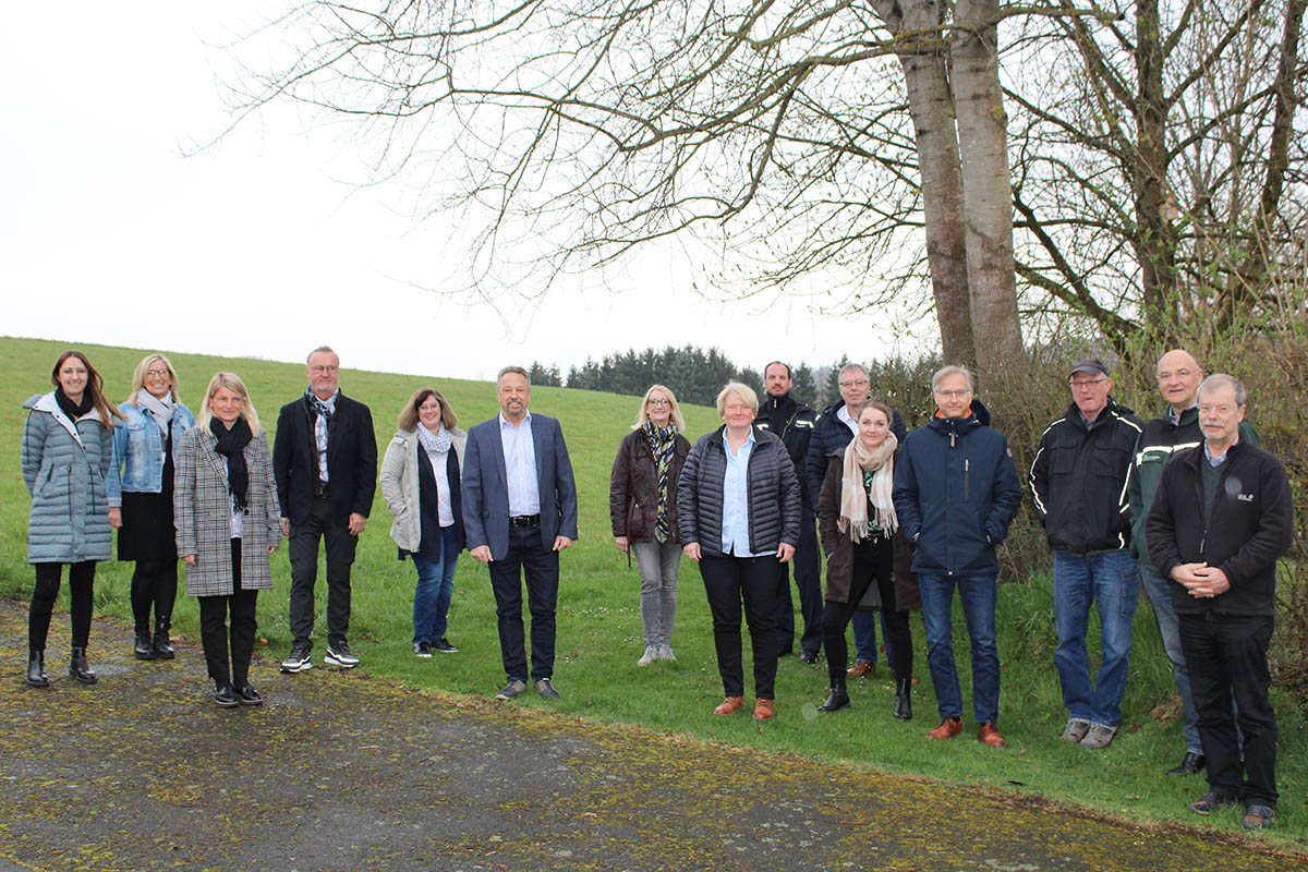 Die Planungen der Westerwlder Holztage 2022 laufen auf Hochtouren (von links): Mona Mller, Anja Hoffmann, Sandra Kster, Bernd Hermann, Gabi Schfer, Hans-Werner Breithausen, Beate Bolling, Birgit Haas, Florian Schwan, Achim Braasch, Kristina Janke-Bruch, Oliver Mhmel, Peter Menges, Uwe Hoffmann und Hans-Jrg Pohlmeyer, Holzcluster Rheinland-Pfalz. Foto: Wir Westerwlder