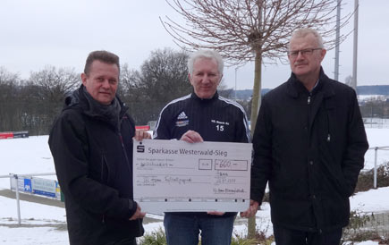 Fuballabteilungsleiter Axel Mast, Rainer Mller und Rainer Birkenbeul (von links) bei der Scheckbergabe. Foto: Verein