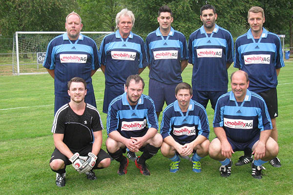 Hinten von links: Jrg Hrter, Jrgen Huth, Jonas Rafique, Nadem Rafique, Kai Flade. 
Vorne von links: Andreas Seel, Thomas Rachul, Dietmar Gro, Sascha Neitzert. Foto: Verein