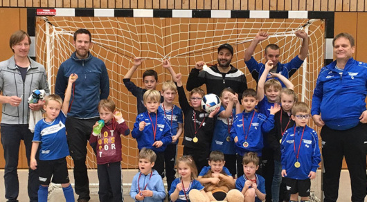 Das Bambini-Team des SSV Hattert mit dem Trainer- und Betreuerteam beim Turnier in Hamm. (Foto: SSV Hattert). 