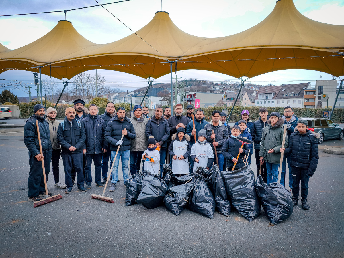 Ahmadiyya Jugend Betzdorf startet 2023 mit dem traditionellen Neujahrsputz und Obdachlosenspeisung