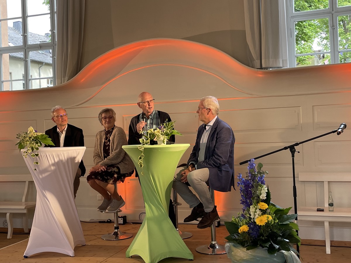 Prof. Dr. Christof Schenkel-Hger, Arzt und Leiter der Stabsstelle Medizin- und Risikomanagement der Marienhaus-Gruppe, Dr. Ulrike Kirchhof, rztin, Seelsorgerin und seit 25 Jahren Ehrenamtliche des Ambulanten Hospizes, Ulrich Heinen, Kunstherapeut und im Entstehungsjahr des Ambulanten Hospizes erster Vorsitzender des Neuwieder Hospizvereins sowie Christoph Drolshagen, Leiter der Marienhaus Hospize (von links), blickten gemeinsam auf die Entstehung des Ambulanten Hospiz zurck. (Fotos: Anja Loudovici)
