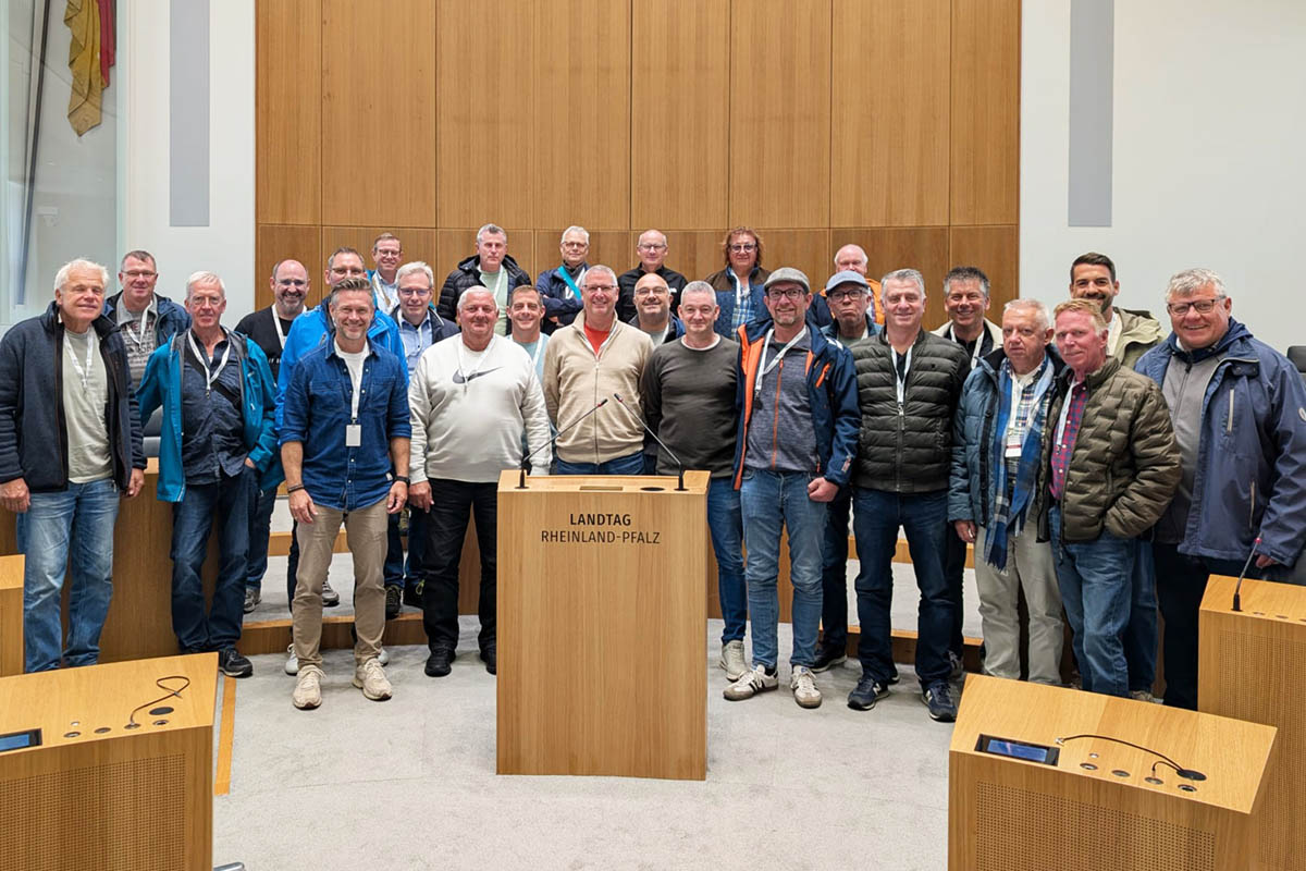 Die Alten Herren des FV Rheinbrohl auf Tour: ein gelungener Tagesausflug nach Mainz mit F�hrung durch den rheinland-pf�lzischen Landtag. Foto: Klaus Anheuser