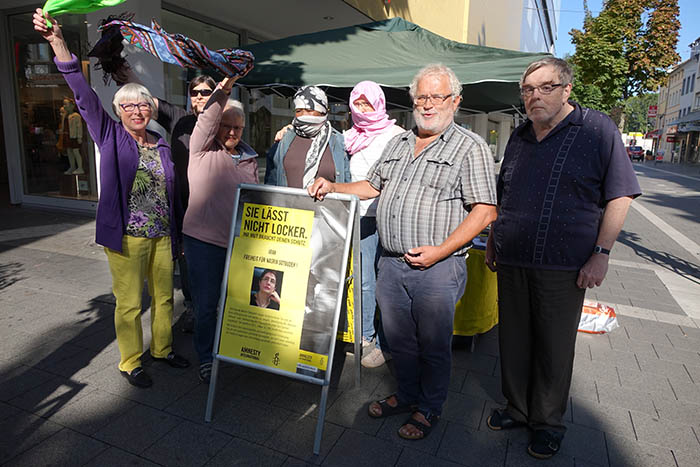 Foto von links: Inge Rockenfeller, Susanne Kudies, Theresia Knieke, Celine Amesse, Beate Junglas-Krischer, Siegfried Kowallek und Manfred Kirsch. Foto: Amnesty International Neuwied