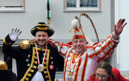 Hhepunkt der nrrischen Regentschaft von Prinz Jrg I. war ohne Zweifel der Alekrjer Umzug am Sonntag, das Narrenvolk jubelte ihm zu und es regnete Kamelle. Fotos: kk