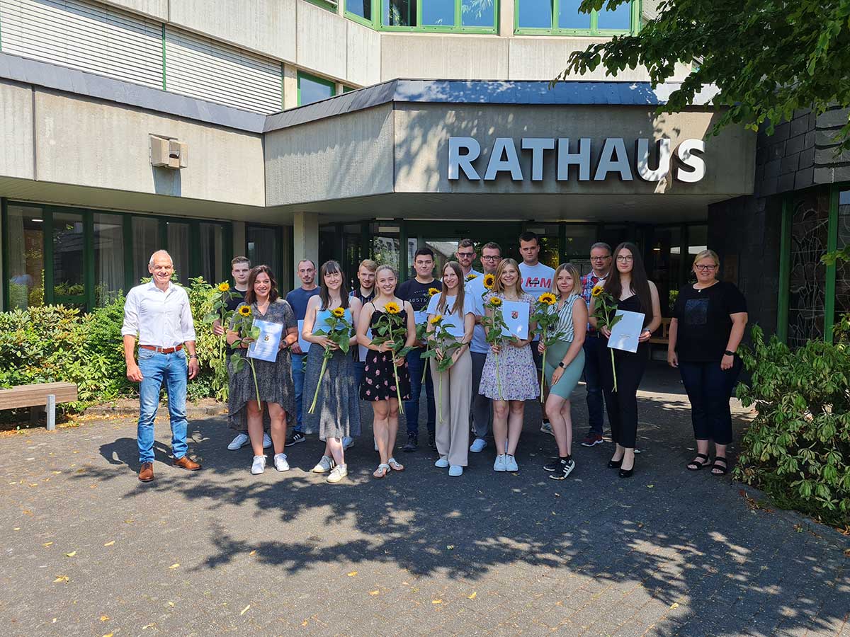 Von links: Brgermeister Fred Jngerich, die erfolgreichen Absolventinnen und Ab-solventen, im Hintergrund rechts Sascha Koch, Fachbereichsleiter fr den Bereich Soziales und Generationen, rechts Broleiterin Sonja Hackbeil. (Foto: VG Altenkirchen)