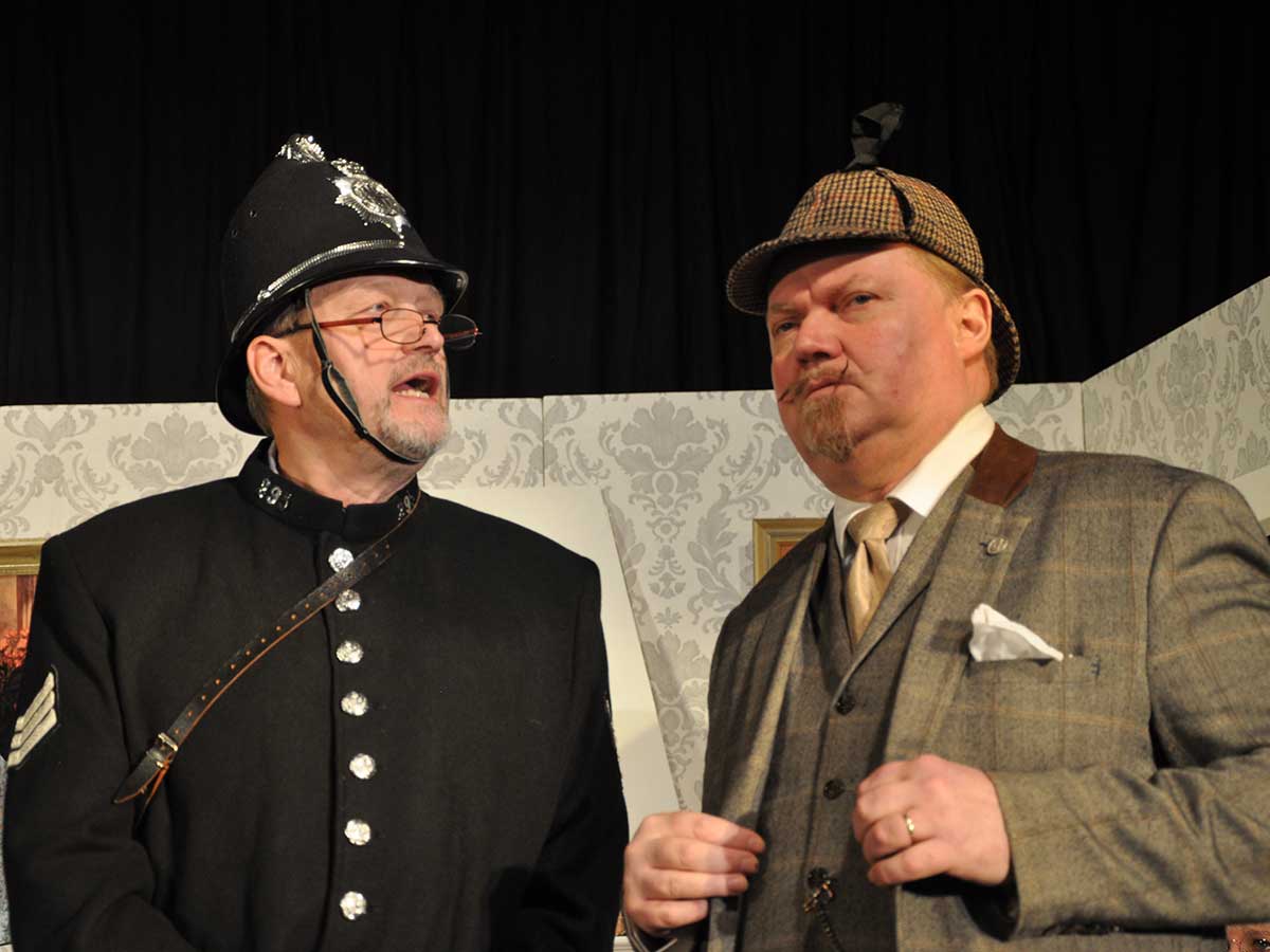Constable Thomkins (Harald Heidemann, li.) und Inspektor Pratt (Holger Ruhloff). (Foto: Bhnenmuse)