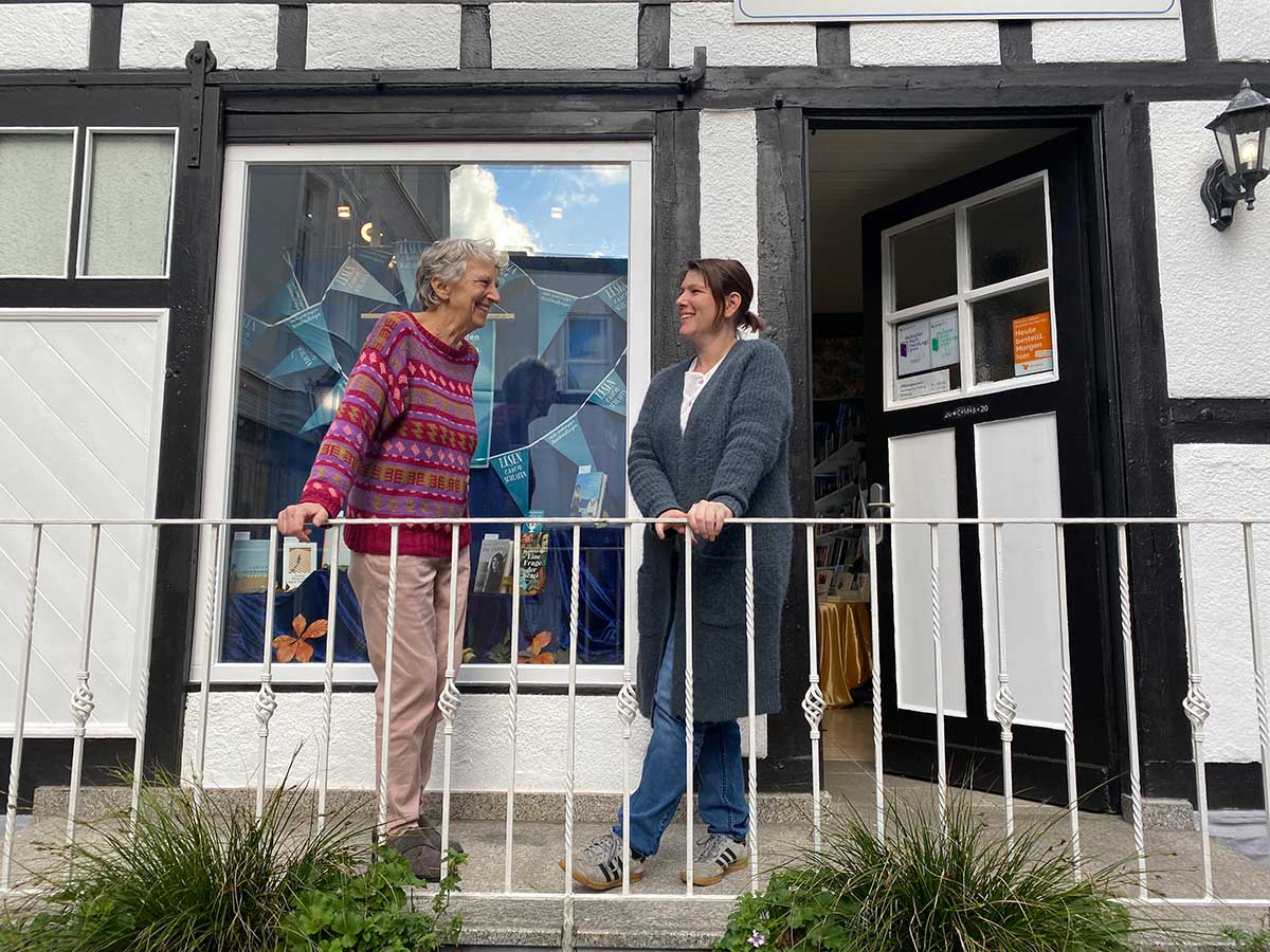 Maria Bastian-Erll und Katharina Robach vor dem urigen Fachwerkhaus mit Buchladen in der Wissener Maarstrae. Zum Jahresende 2023 wird Robach die Buchhandlung bernehmen. (Foto: KathaBe)