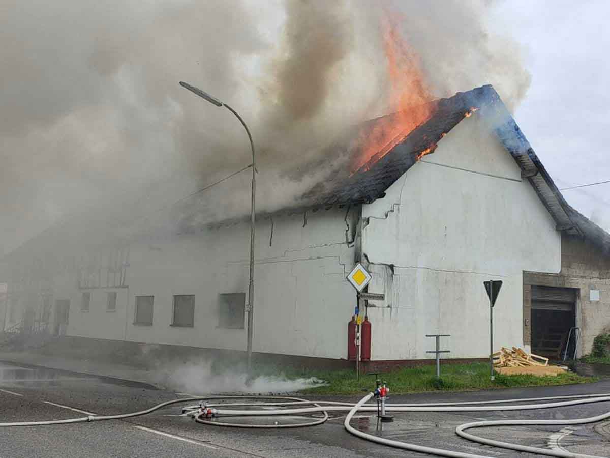 Aktualisiert: Grobrand in Kircheib - Wohnhaus steht in Flammen, B 8 gesperrt