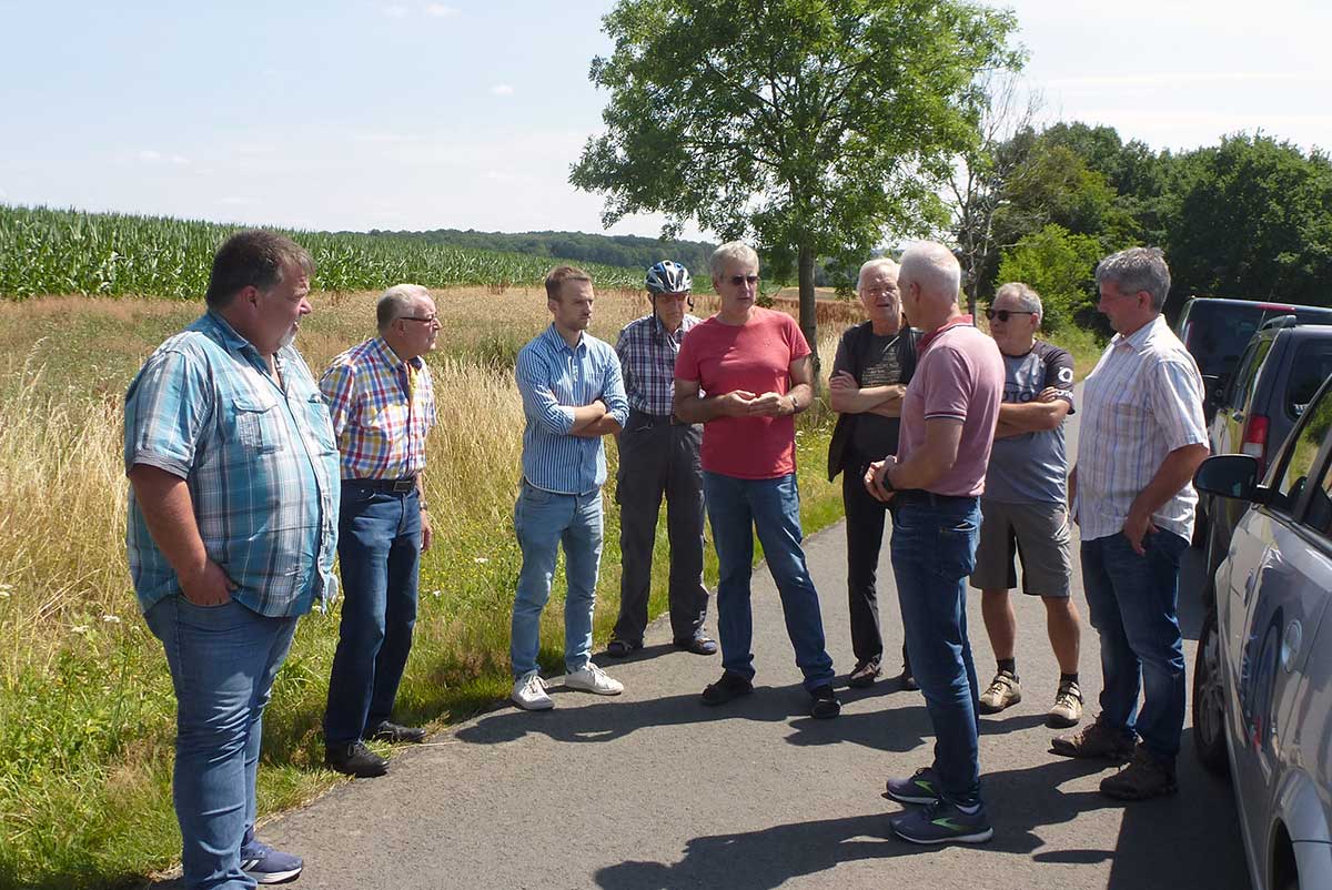 Personen von links: Guido Barth (Ortsvorsteher Hilkhausen), Friedel Hoben (FDP), Christian Chahem (Kreisvorsitzender FDP), Dr. Hans-Joachim Roos (BI), Dr. Gunnar Lindner (BI), Eckhard Osten-Sacken (BI), Fred Jngerich (Brgermeister VG), Dr. Johannes Noll (FDP), Mario Orfgen (BI) (Foto: BI)