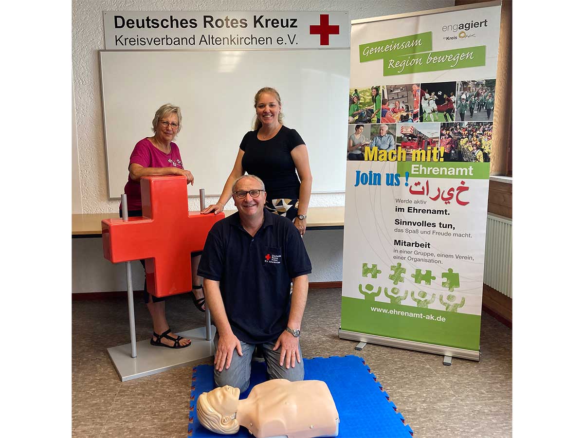 Laden zum "Erste-Hilfe-Fresh-up" nach Altenkirchen ein: Jrg Gerharz (DRK) sowie (links) Birgit Schreiner (DRK) und Agnes Brck (Kreisverwaltung). (Foto: Kreisverwaltung)