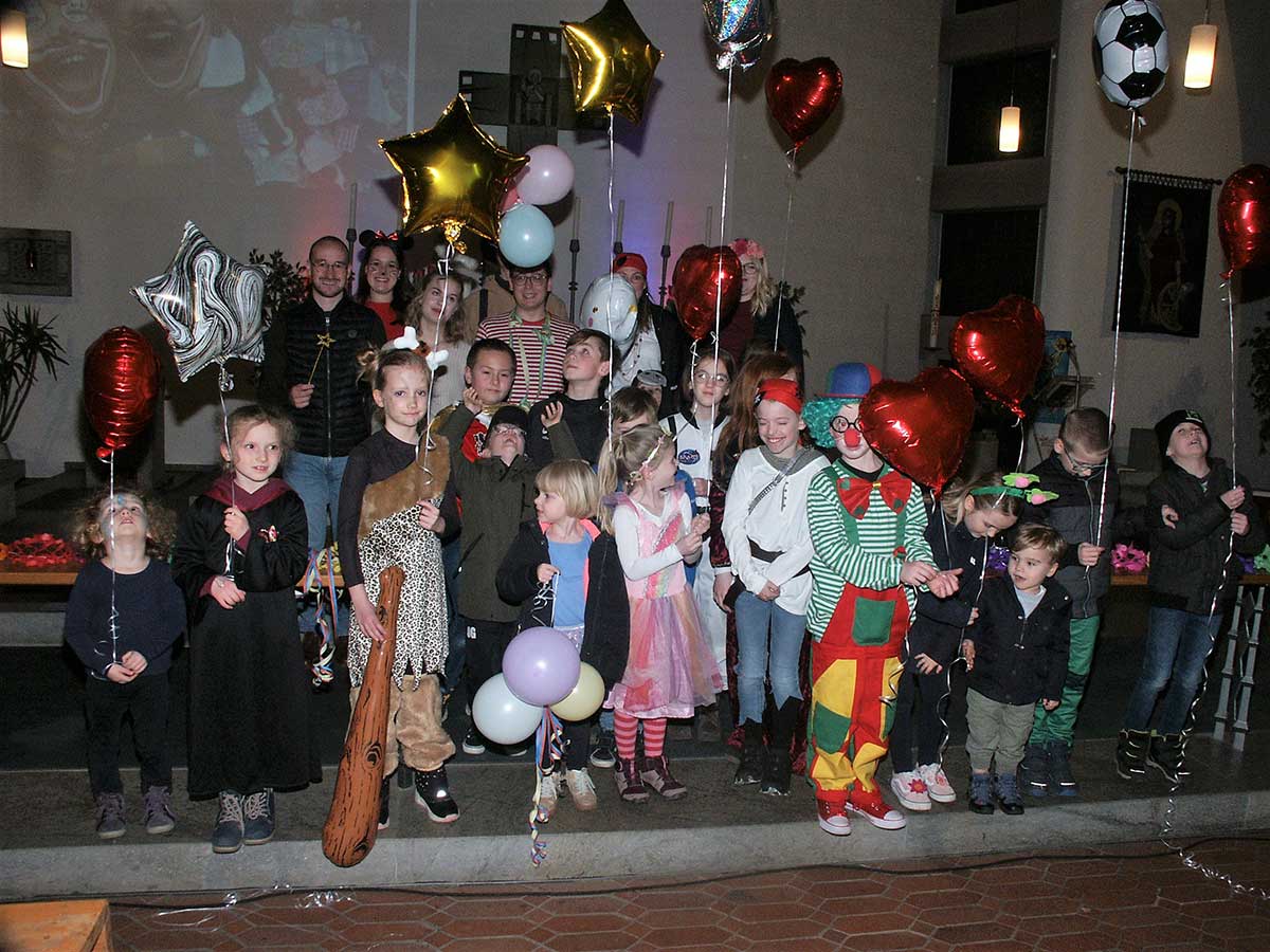 Friedensgebet und bunte Luftballons: Karnevalistische Andacht in Schnstein