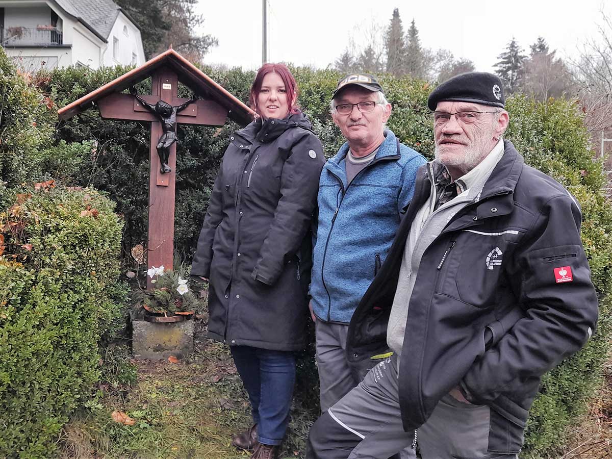 Freuen sich ber die Erneuerung des alten Wegekreuzes in Nisterbrck: Gerhard Schmidt (rechts) sowie Grundstckseigentmer Karl-Heinz Klein und dessen Tochter Anjuschka Erten, die sich um den Erhalt kmmern will. (Foto: Bernhard Theis)
