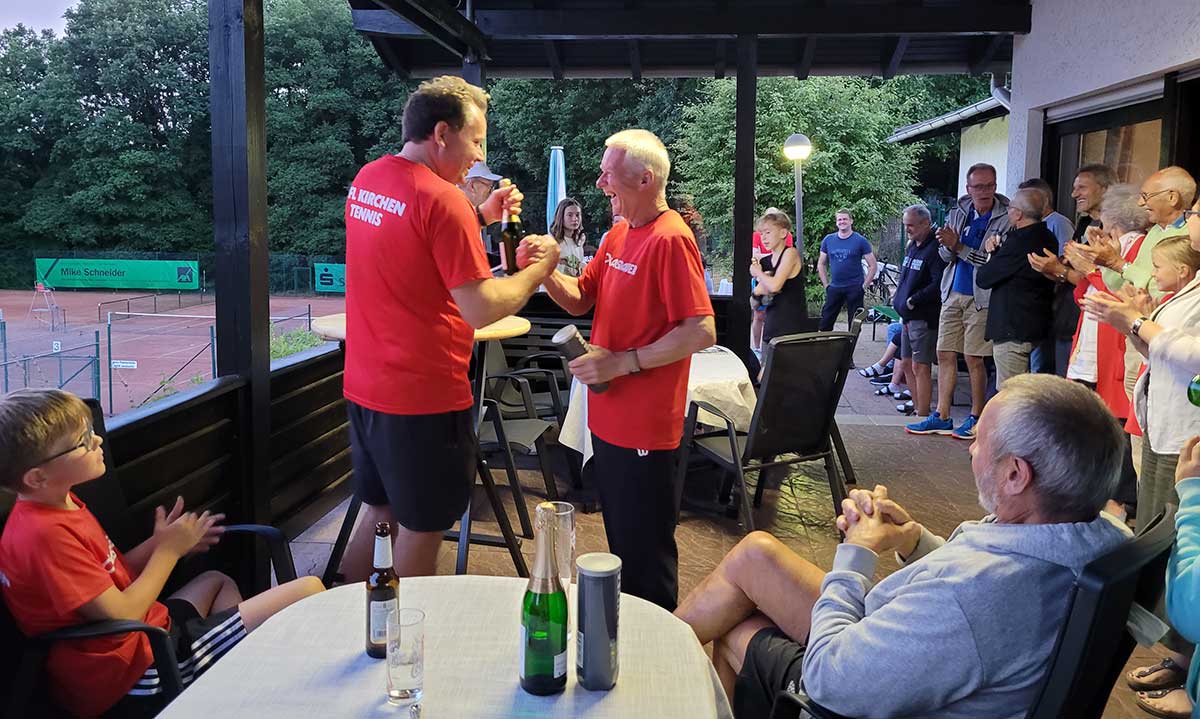 Ehrung von Udo Horn, Werner Pfeifer (scheidender Platzwart) und Ulrich Bender. (Foto: VFL Kirchen)