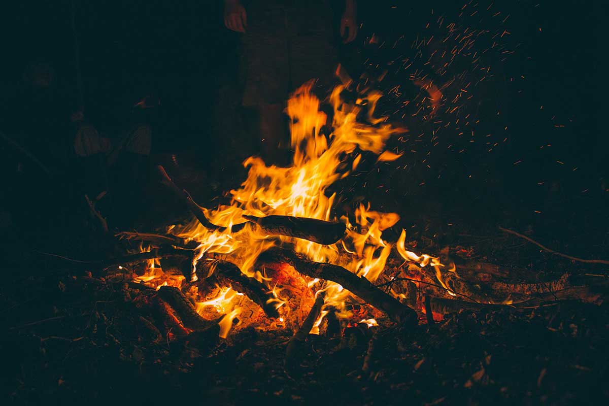 Lagerfeuergesprch der mobilen Jugendpflege Betzdorf-Gebhardshain