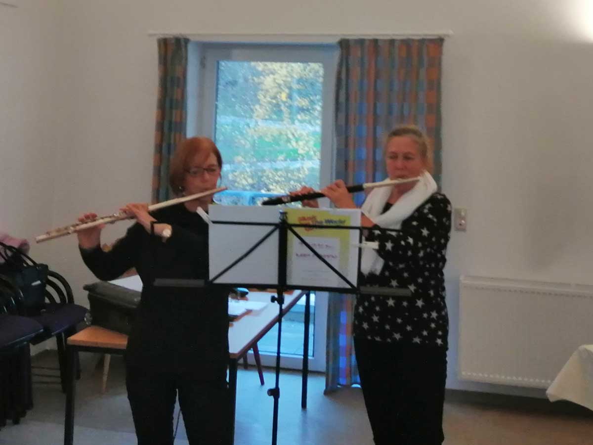 Die Fltistinnen Beate Weitz und Barbara Bauer fr einen wunderbaren Nachmittag im St. Josef Seniorenzentrum in Wissen. (Foto: St. Josef Seniorenzentrum)