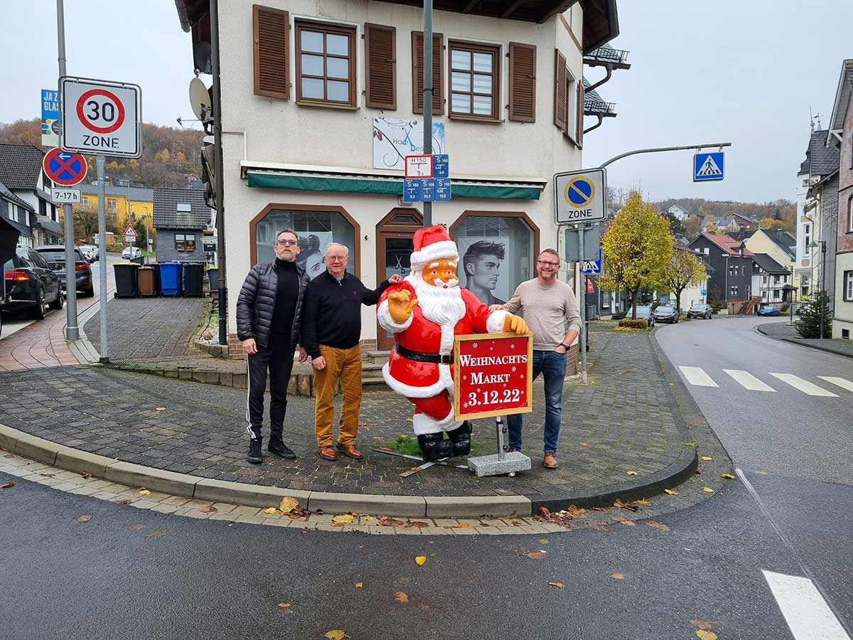 Rainer Kessler, Klaus-Jrgen Griese und Brgermeister Dominik Schuh mit dem 220 Zentimeter groen Weihnachtsmann. (Foto: Klaus-Jrgen Griese) 