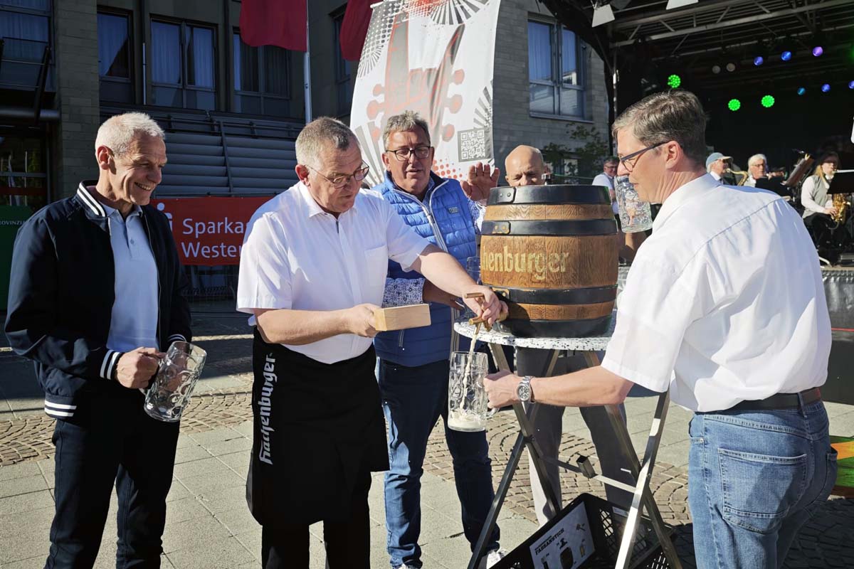 Stadtb�rgermeister Lindenp�tz bemerkte nach dem Fassanstich "Es l�uft in Altenkirchen".(Bilder: kk�)