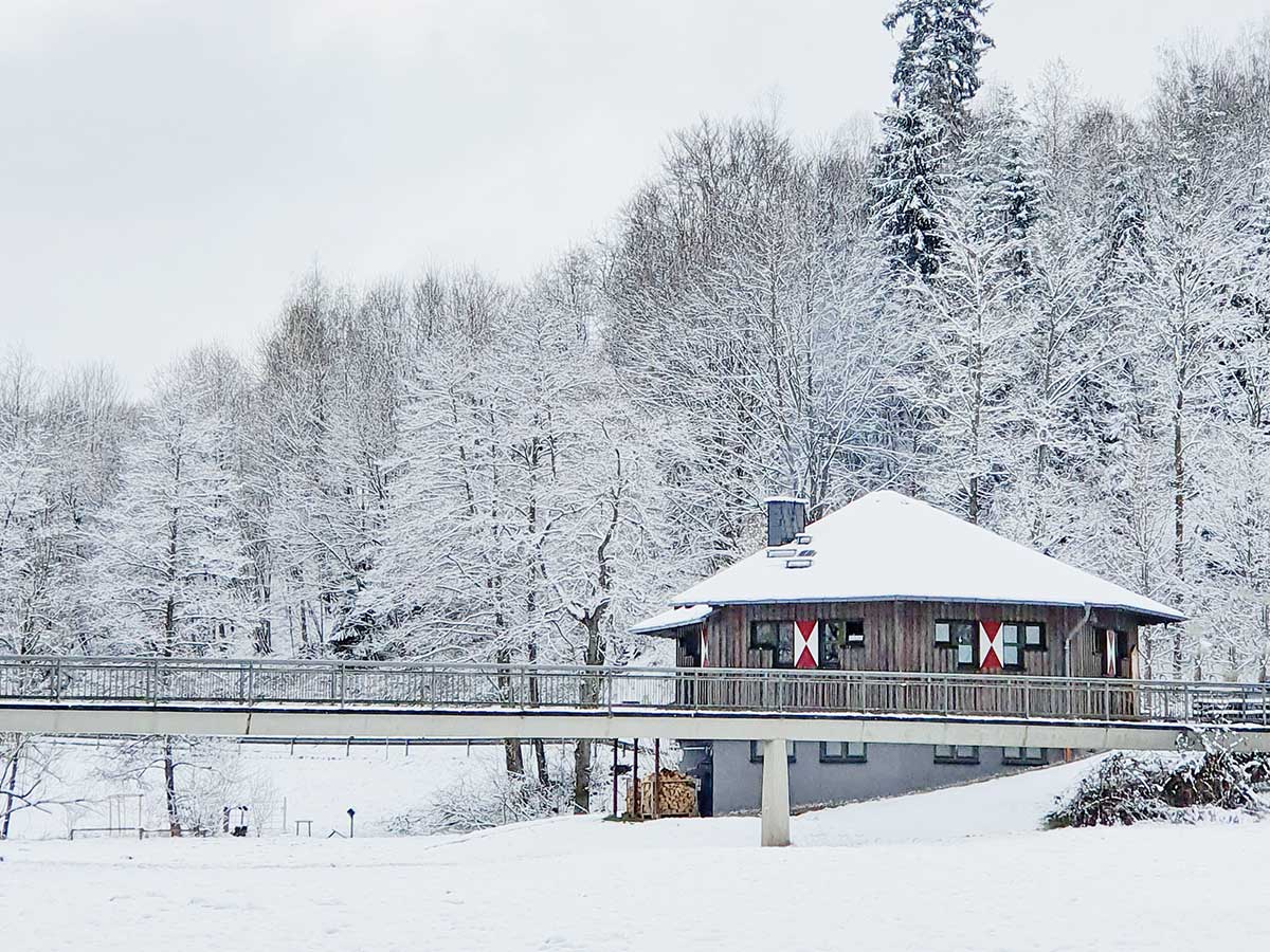 Auch wenn kein Schnee in Sicht ist, wird das Lagerfeuer am Wilhemlsteg sicher winterliche Stimmung bringen. (Foto: Ute Krause)