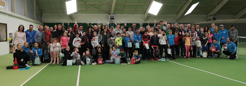 Teilnehmer der diesjhrigen Weihnachtsfeier der ASG Tennisabteilung sind mit Spa bei der Sache. Foto: Verein
