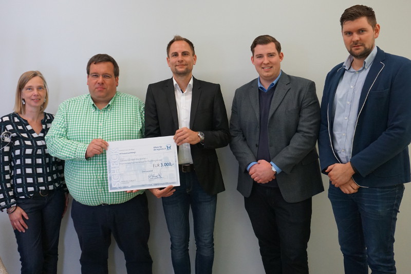 Von Links: Matthias Balogh, Michael Kurth, Daniel Fouquet, (jeweils Allianz Hauptvertretung Altenkirchen), Timo Schneider, Kirsten Liebmann (jeweils Diakonisches Werk Altenkirchen). Foto: Privat
