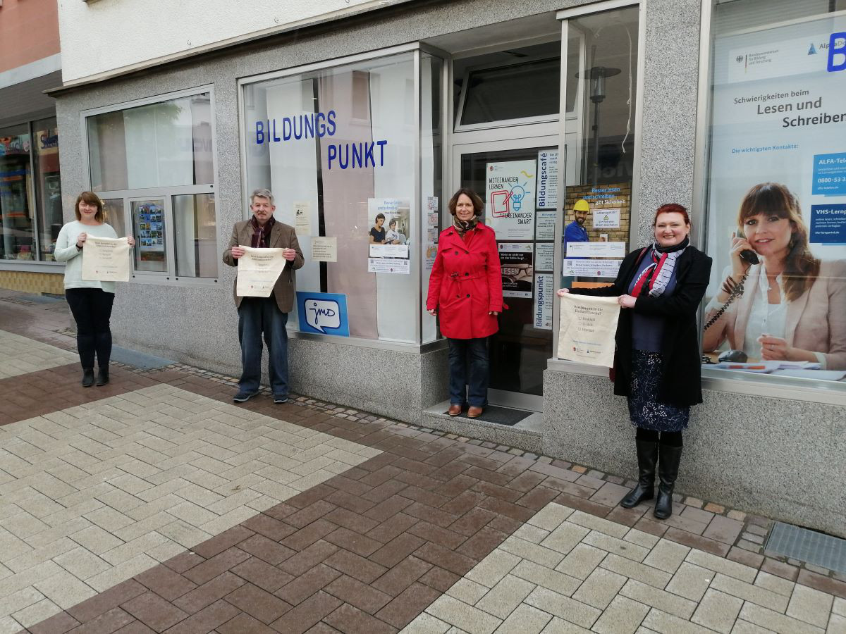 Sie hoffen, dass die Alphabetisierungskurse bald wieder deutlich mehr Zulauf finden (von links): Saskia Pangert, Helmut Asbach, Silke Seyler und Julia Gorte. (Foto: vh)
