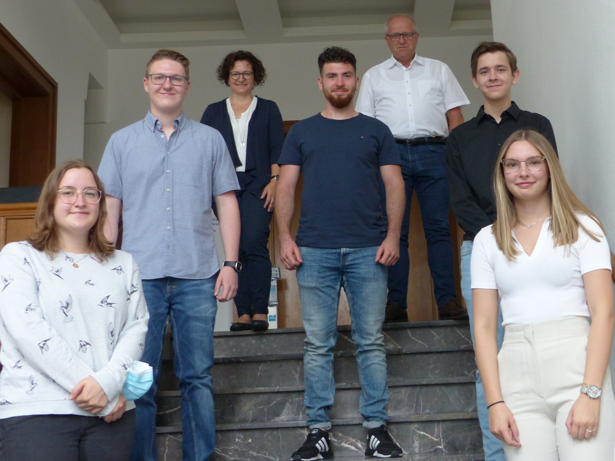 Begrung am ersten Arbeitstag in der Kreisverwaltung: (von links) Anna Maria Koch, Tim Blser, Ausbildungsbeauftragte Nadine Hsch, Gabriel Abdulmaseh, Landrat Dr. Peter Enders, Phillip Krause und Gina Klein. (Foto: Kreisverwaltung Altenkirchen)