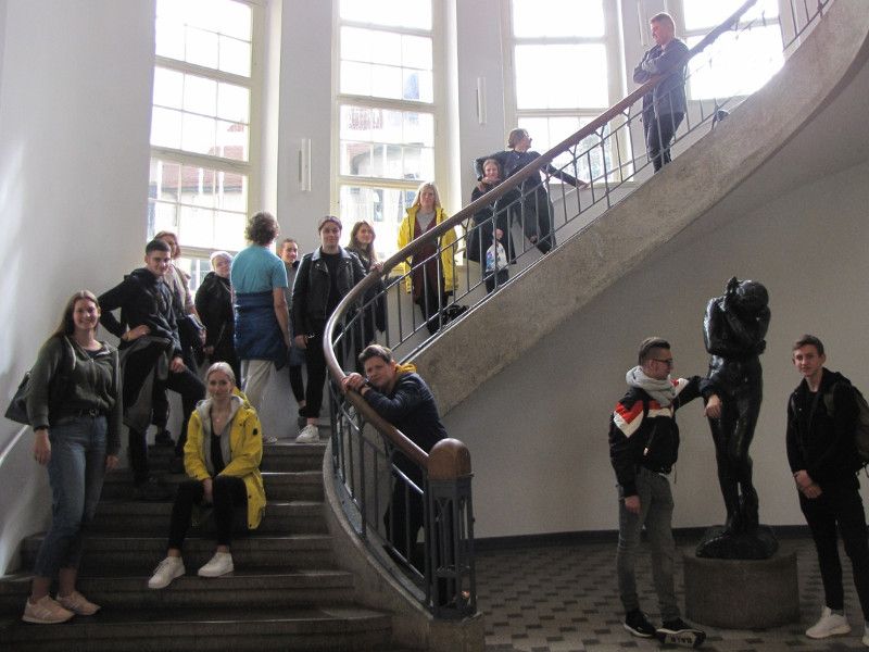 Das Gruppenfoto zeigt den Treppenaufgang in der Bauhaus-Universitt mit der Bronzeplastik Eva" von Auguste Rodin im Vordergrund. Foto: Privat