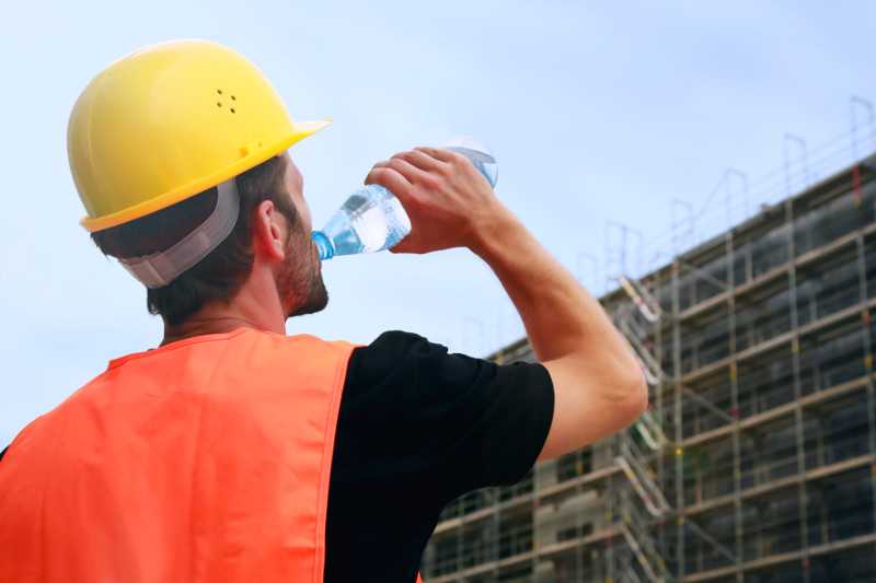 Der regelmige Griff zur Wasserflasche gehrt zum absoluten Sommer-1-mal-1 auf dem Bau. Wer in der heien Jahreszeit drauen arbeitet, sollte dabei auch auf den richtigen Sonnenschutz achten, rt die IG BAU Koblenz-Bad Kreuznach. Foto: IG Bau
