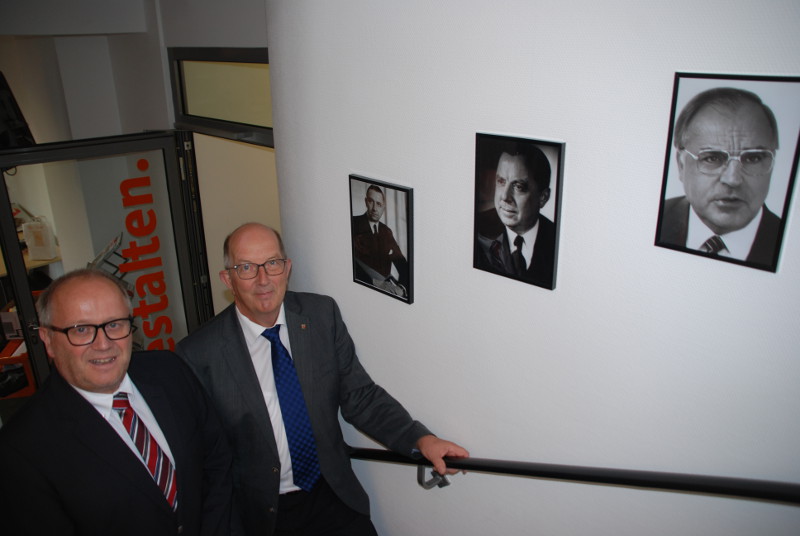 Dr. Peter Enders (links) und Michael Wschenbach vor dem Portrt von Dr. Wilhelm Boden. Foto: Privat