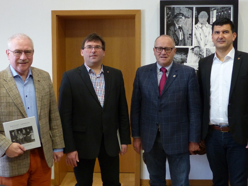 Landrat Dr. Peter Enders (2. von rechts) empfing die SPD-Abgeordneten Heijo Hfer, Jrg Denninghoff und Daniel Schffner (von links) im Kreishaus zum Fachgesprch ber das Breitbandprojekt des Landkreises. Foto: KV
