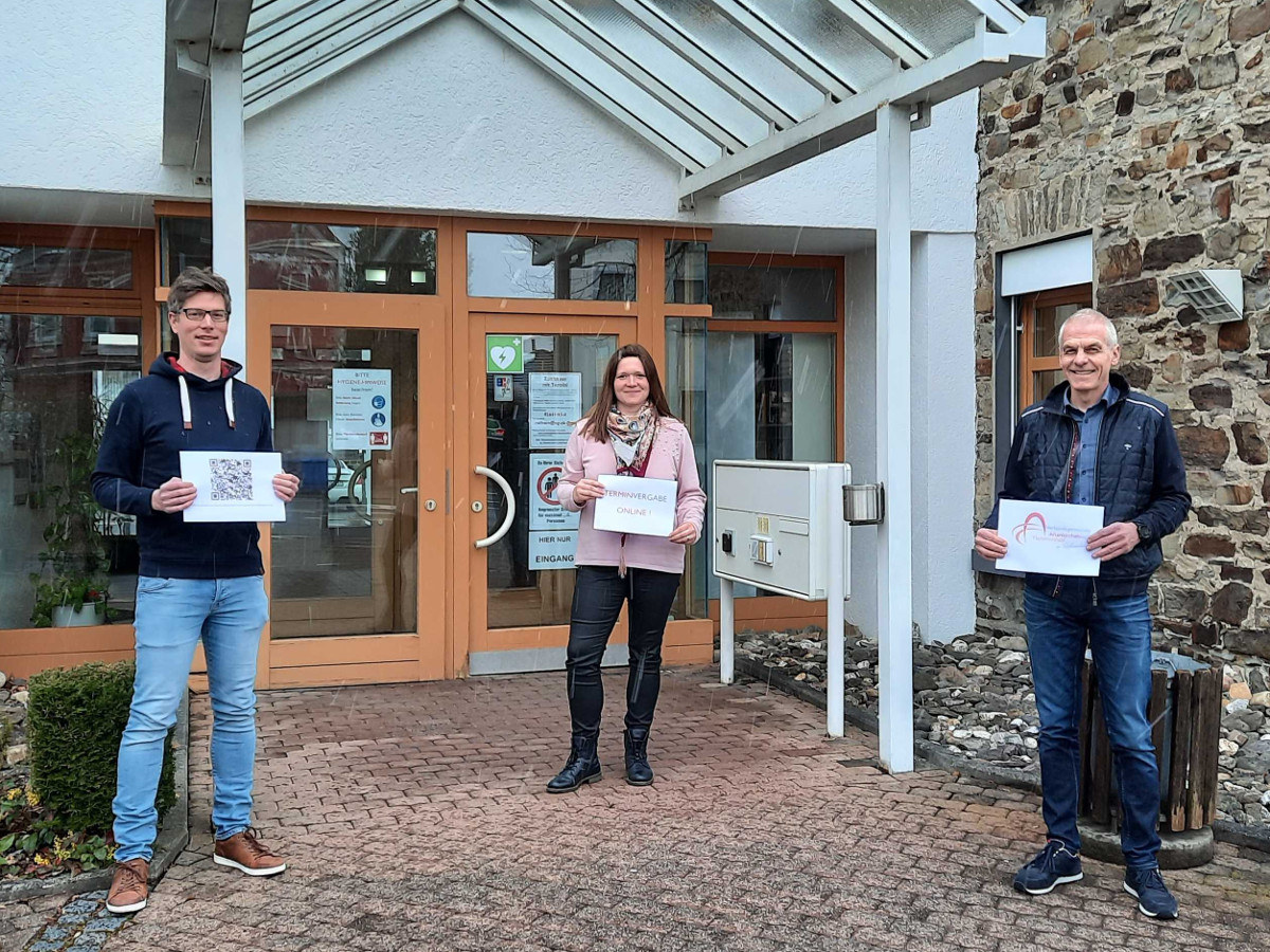 Brgermeister Fred Jngerich (rechts), Sabrina Schick vom Brgerbro Flammersfeld und Sebastian Pfeiffer, stellvertretender Fachbereichsleiter Brgerdienste. Fotos: VG Altenkirchen-Flammersfeld
