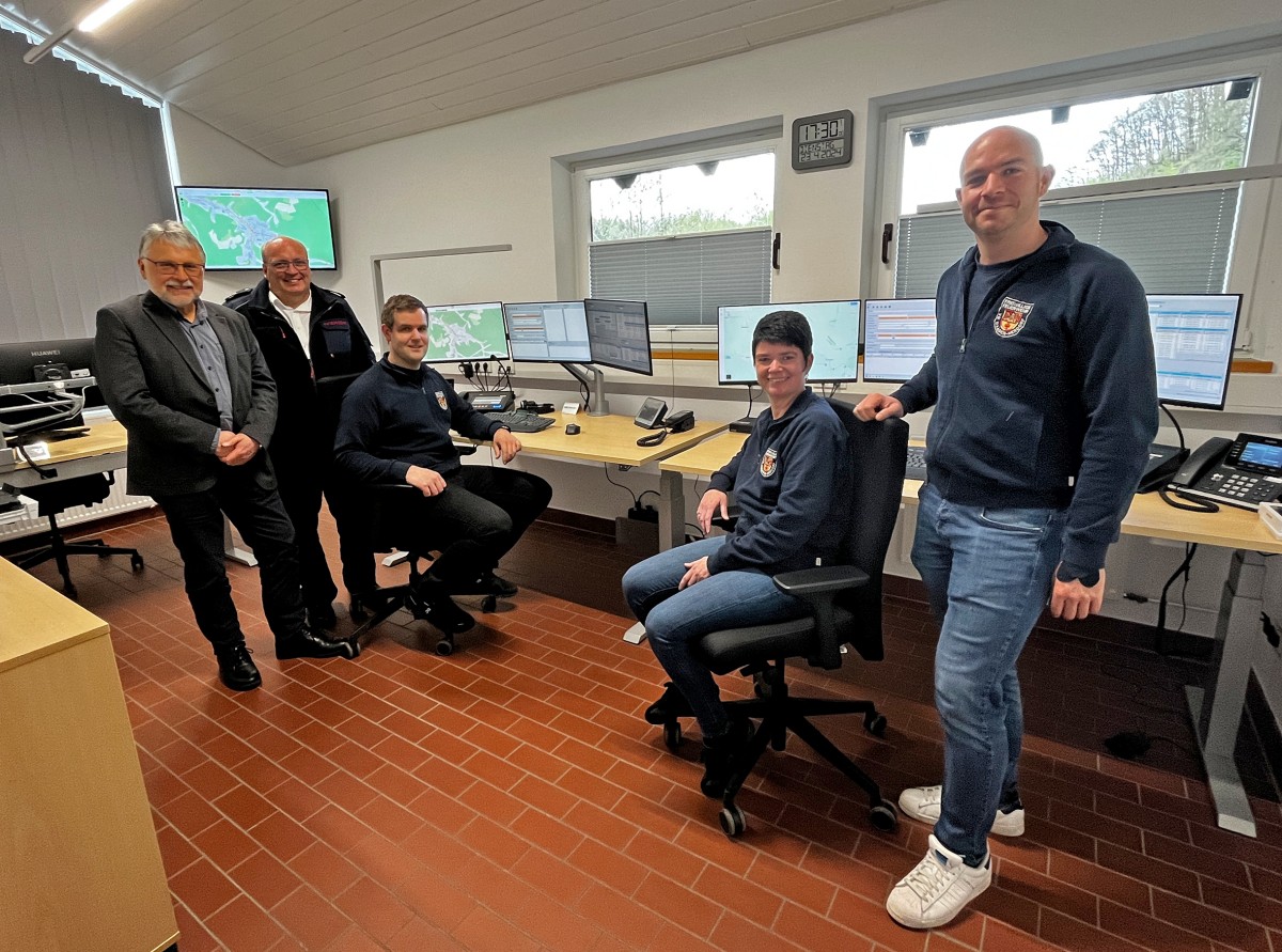 VG-Brgermeister Helmut Sthn nimmt zusammen mit Wehrleiter Matthias Theis, Philipp Weigand, Stephanie Schuster, FEZ-Leitung, und Nico Ermert, Wehrfhrer Feuerwehr Daaden die FEZ in Betrieb (Foto: Ann-Christine Ermert)