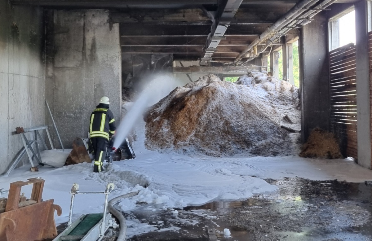 2. Aktualisierung: Feuerwehr-Einsatz bei einem Spnebunkerbrand in Derschen