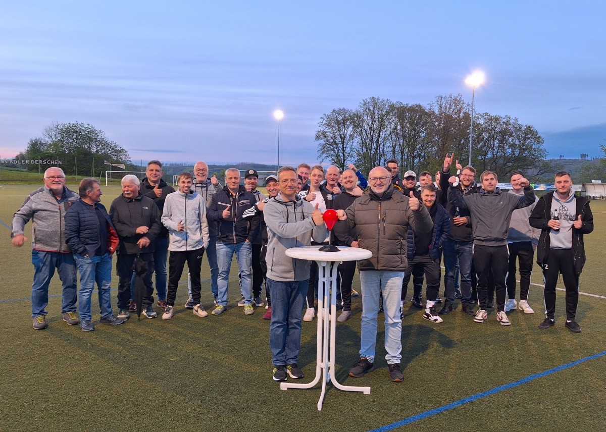 SV Adler ist fr die dunklen Wintertage gut gerstet: Flutlichteinweihung mit Michael Orsowa, Brgermeister Volker Wisser, dem und die Spieler der ersten und zweiten Mannschaft (Foto:  Michael Orsowa)