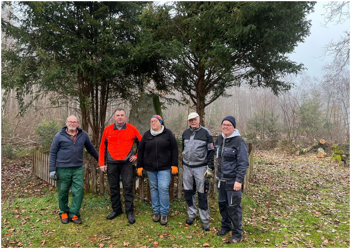 Anpacken im Wald von Altenkirchen: Ehrenamtler machen das Hermann-Lns-Denkmal wieder fit