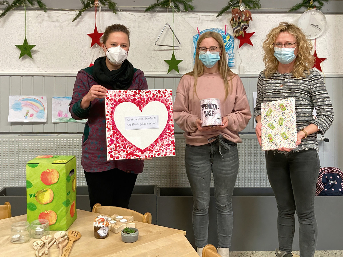 Christina Stock (links) und Anna Stopperich (rechts) aus Altenkirchen brachten die Spende und einige Geschenke zur Nina Schall (Mitte) von der Kita in Dernau. (Foto: Privat)