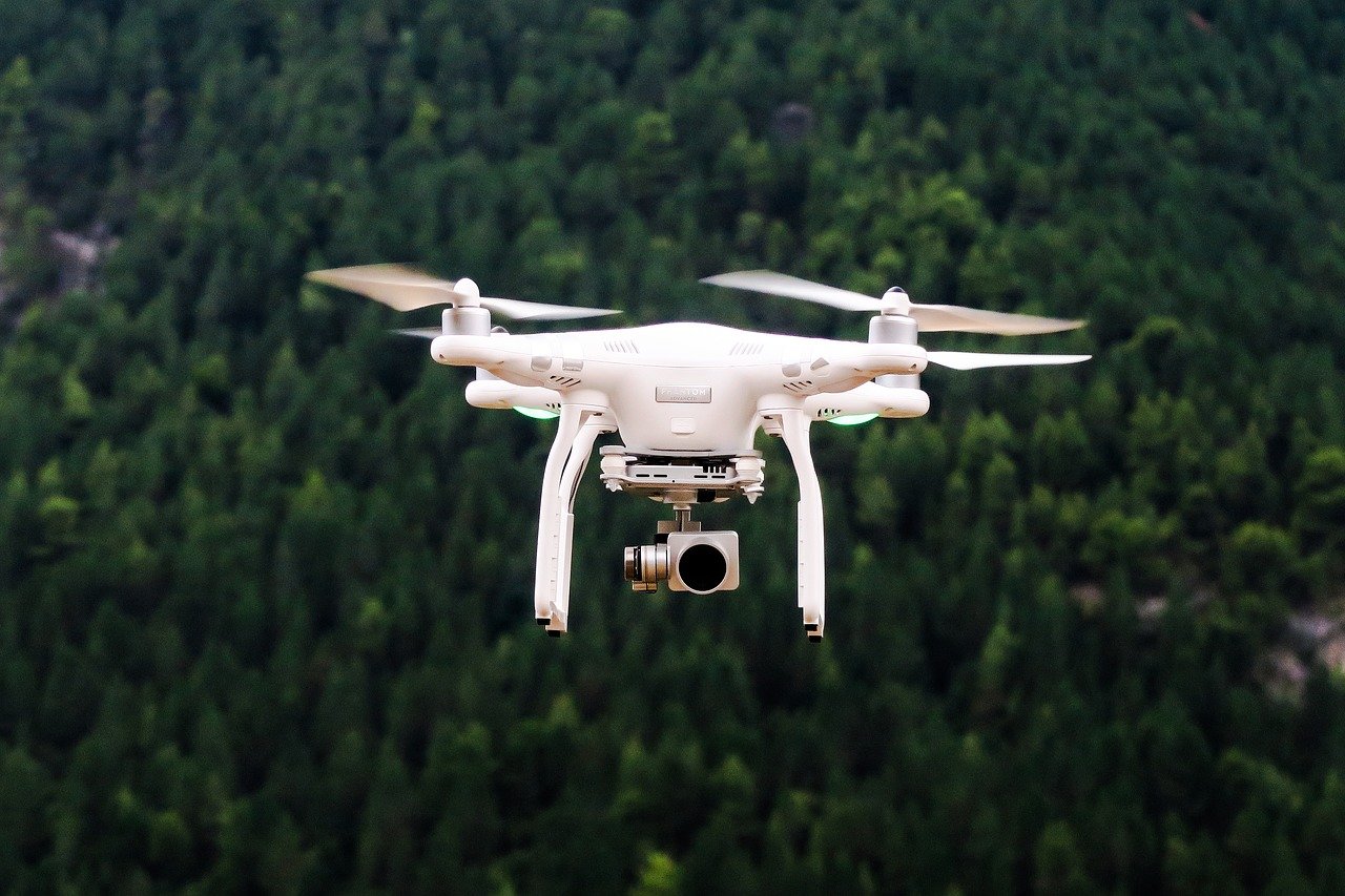 Die EAM berprft Freileitungen mit einer Drohne