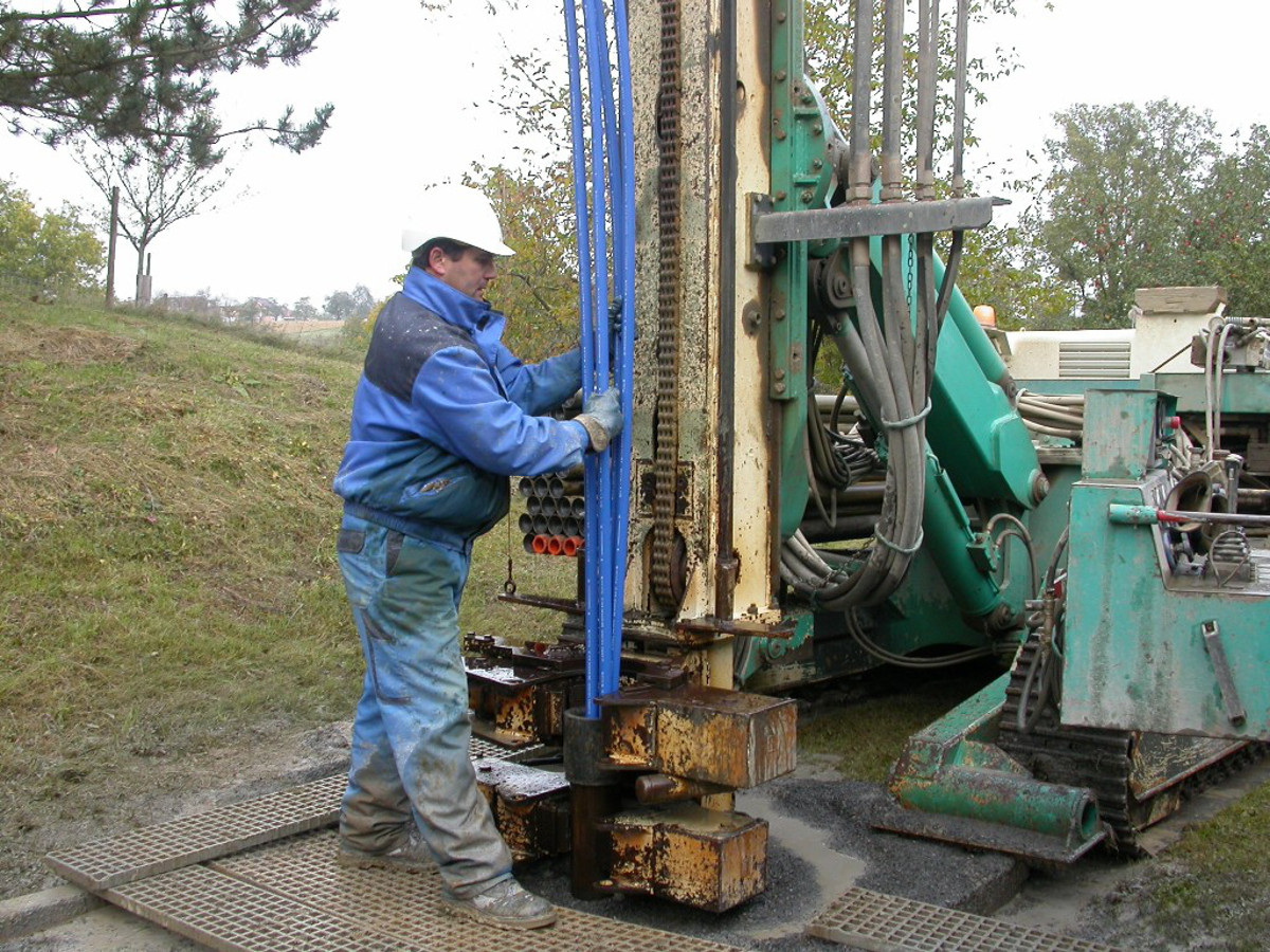 Erdreich oder Grundwasser sind als Wrmequelle fr Wrmepumpen die erste Wahl. Dafr sind Bohrungen erforderlich, die bis zu 100 Meter in die Tiefe reichen knnen. Foto: VZ-RLP
