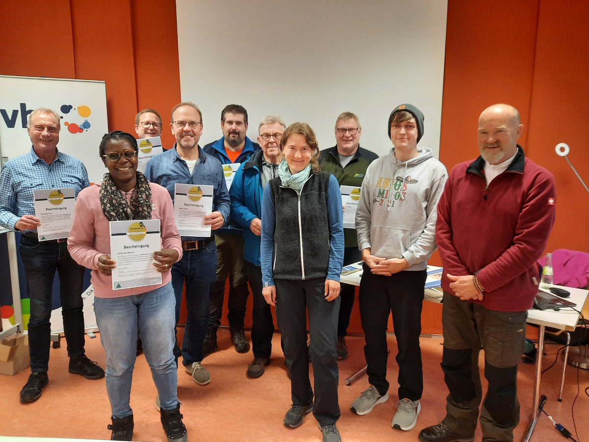 Die Teilnehmer der Schulung erhielten das Zertifikat "Bestandserfasser" des Deutschen Wanderverbandes. (Foto: Jana Dott, KV Altenkirchen)