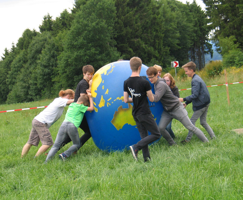 Das groe Jugendfest im Reformationsjubilumsjahr am Barbaraturm wurde von der Kirchenkreis-Stiftung untersttzt und bot fr Kinder und Jugendliche u.a. Spielstationen,  die mit groer Begeisterung angenommen wurden. Foto: Kirchenkreis Archiv Stroh