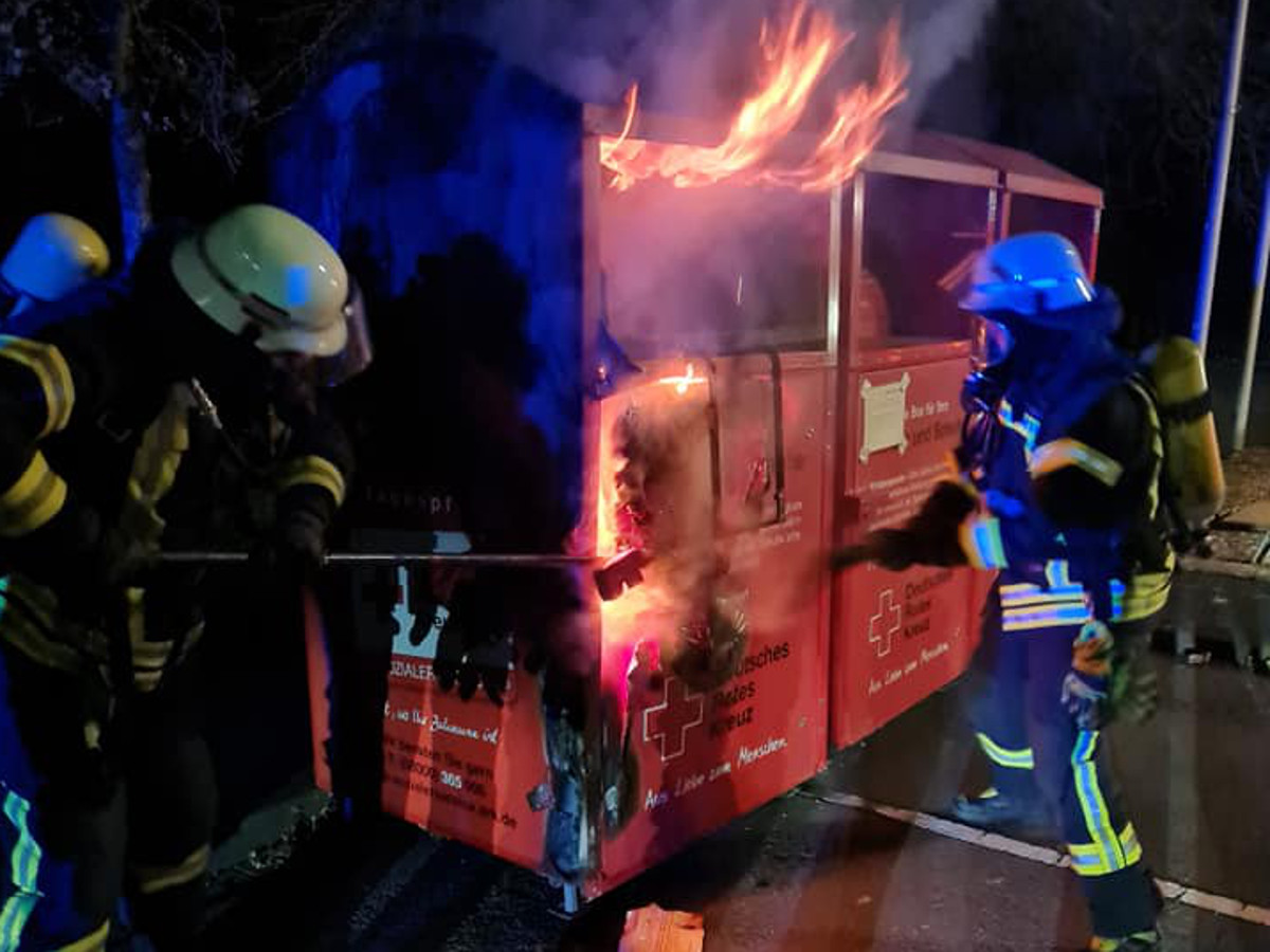 Feuerwehr muss brennende Kleidercontainer lschen