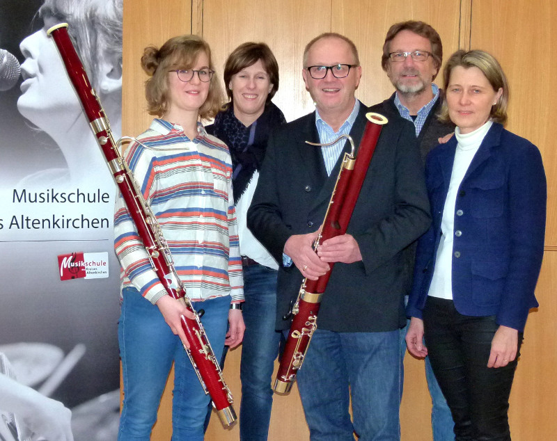 Nun kann der Fagottunterricht endlich beginnen: Der Frderverein der Kreismusikschule, vertreten durch seinen Vorsitzenden Dr. Peter Enders, MdL (Mitte) und seine Stellvertreterin Sabine Hottgenroth-Voigt (rechts) spendeten der Schule ein Schlerfagott. Foto: Privat