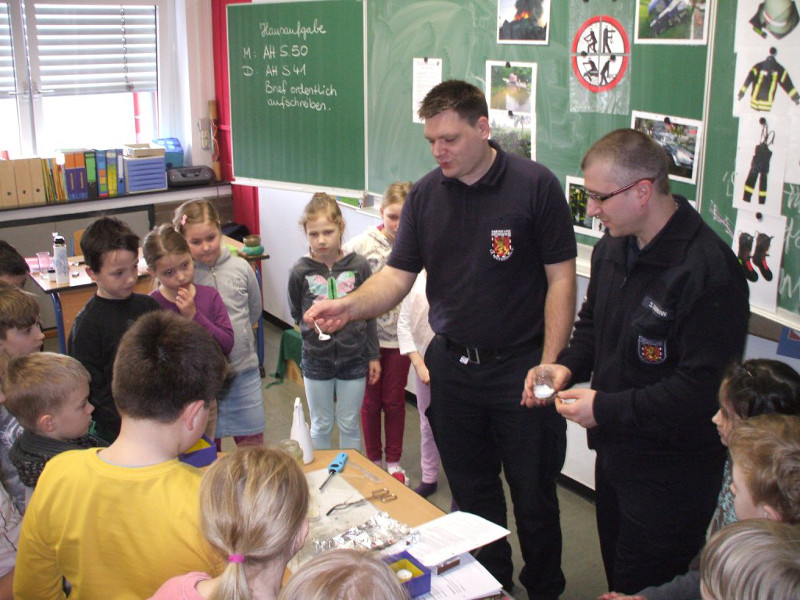 Der Besuch der Feuerwehrleute war fr die Grundschulkinder besonders spannend. Foto: Privat