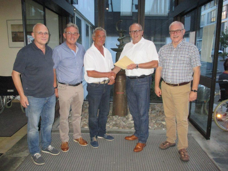 Bei der Geldbergabe von links: Frank Hostmann, Paul-Josef Schmitt (Kassenwart), Hans-Jrgen Lenski, Dr. Peter Enders (Vorsitzender) und Hajo Hfer (stellvertretender Vorsitzender). Foto: Verein